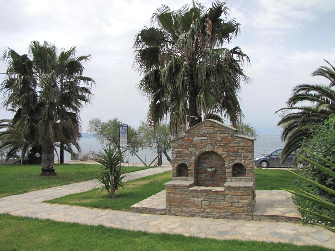 Razi Beach Лефокастро Екстериор снимка