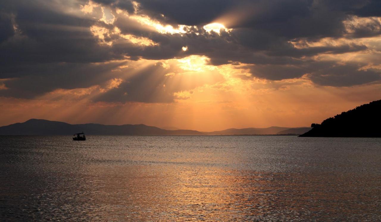 Razi Beach Лефокастро Екстериор снимка